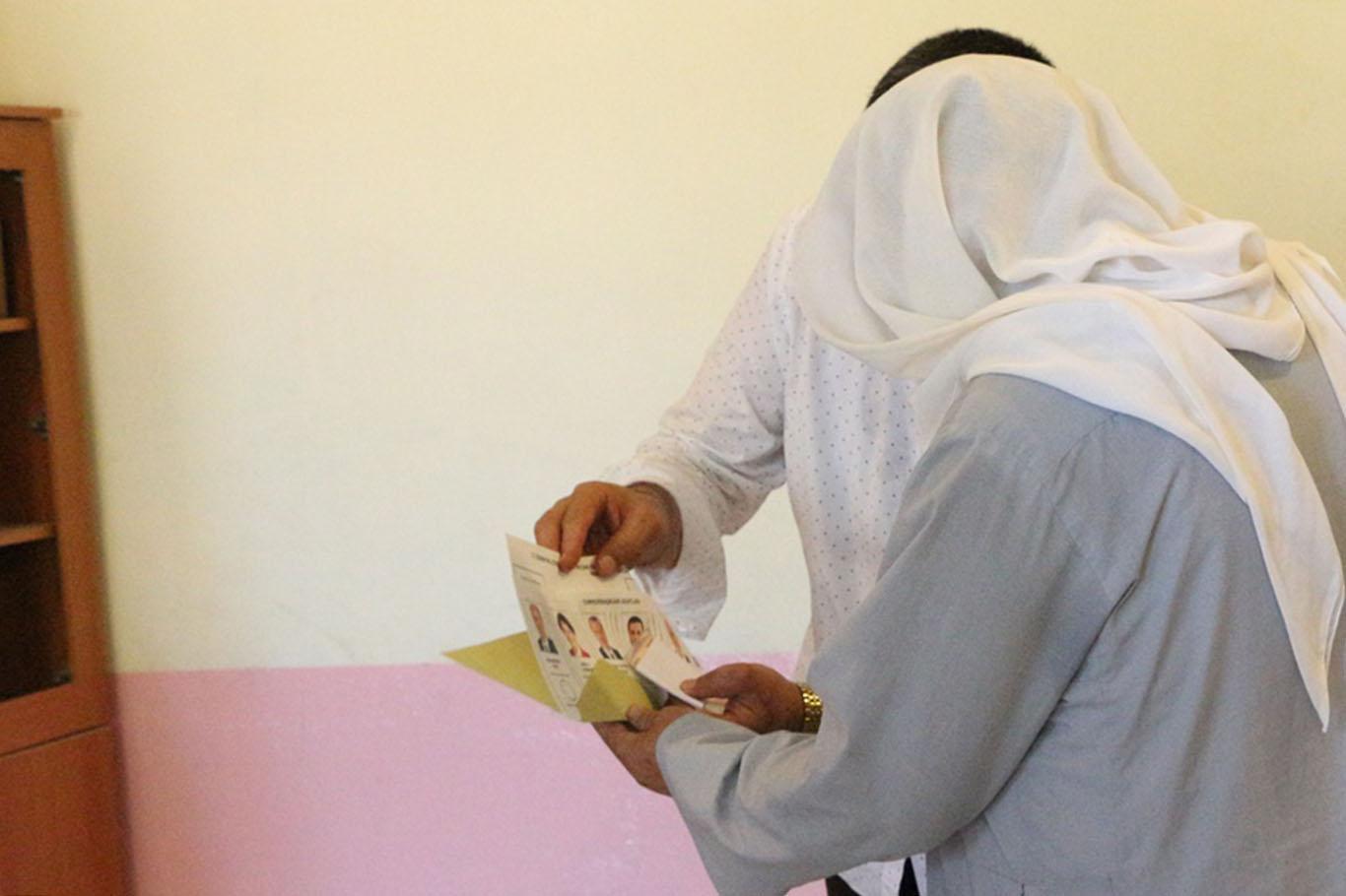 Seçmeni HDP’ye oy vermeye yönlendiren muhtar kameraya yansıdı Seçmeni HDP’ye oy vermeye yönlendiren muhtar kameraya yansıdı
